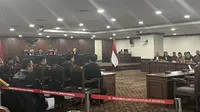 Hakim MK Anwar Usman bersama Arief Hidayat dan Enny Nurbaningsih menangani 97 perkara sengketa Pileg 2024 di panel 3. (Liputan6.com/Winda Nelfira)