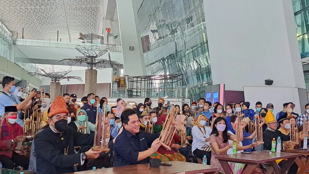 Menteri BUMN Erick Thohir dan Presiden Direktur PT Angkasa Pura II Muhammad Awaluddin, sapa penumpang dan bermain angklung bersama di Bandara Internasional Soekarno Hatta (Soetta), Minggu (26/6/2022).