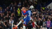 Bek Benfica Nicolas Otamendi bertabrakan dengan pemain Chelsea Joao Pedro dalam pertandingan fase&nbsp;liga Liga Champions di Stadion Stamford Bridge, London, Rabu,&nbsp;1&nbsp;Oktober 2025. (AP Photo/Kin Cheung)