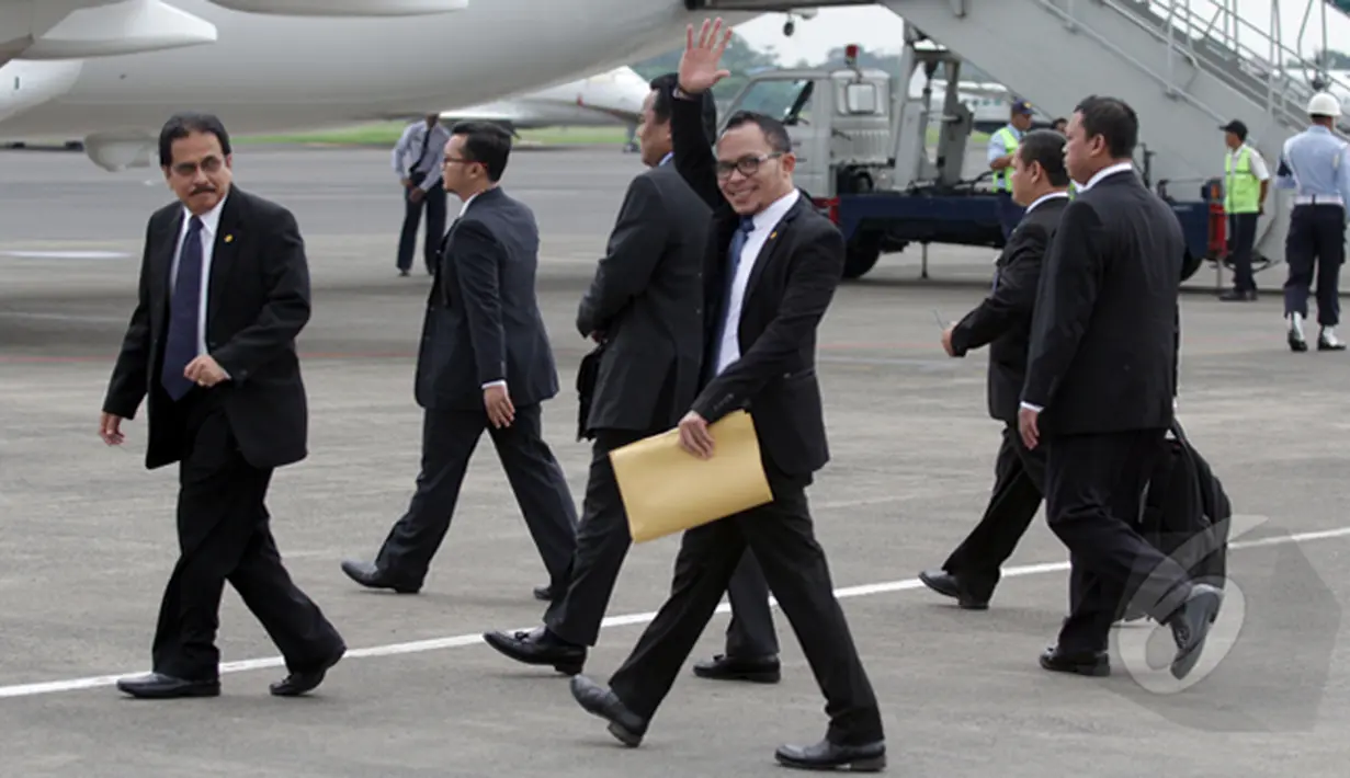 Menteri Ketenaga kerjaan, M Hanif melambaikan tangan kepada wartawan di Bandara Internasional Halim Perdanakusumah, Jakarta, Kamis (5/2/2015). Presiden Joko Widodo melakukan kunjungan kenegaraan ke ASEAN. (Liputan6.com/Faizal Fanani)