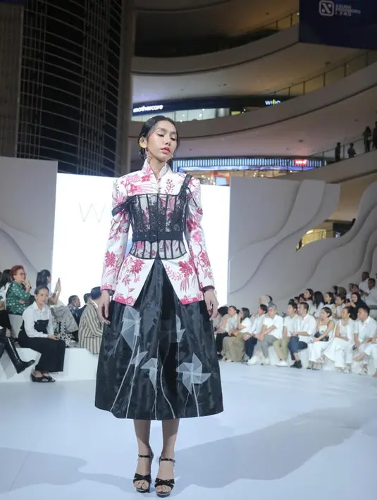 Dalam koleksi ini, Wilsen juga terinspirasi dari teknik reparasi guci dan keramik khas Jepang, Kintsugi, dimana potongan keramik disatukan kembali dan dieratkan dengan logam mulia.  [Dok/Fimela/Bambang E. Ros]