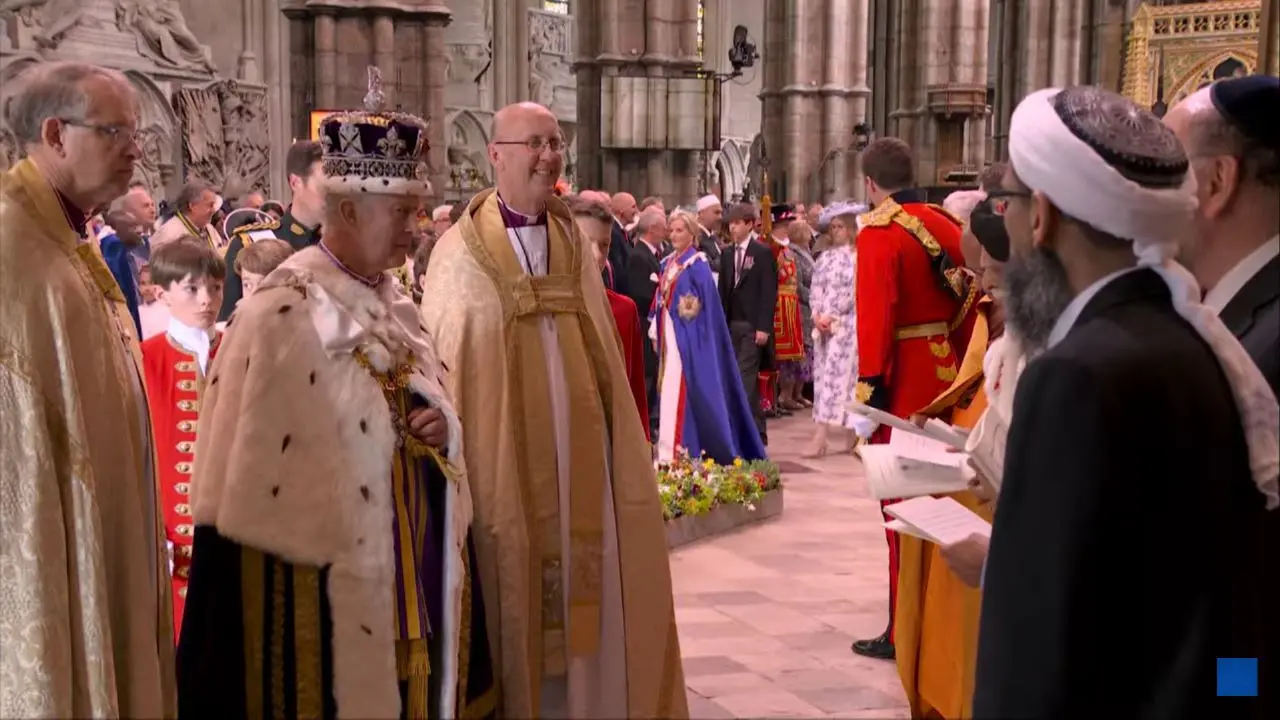 Ada yang unik dari acara penobatan Raja Charles III. Setelah melakukan serangkaian acara, raja Inggris tersebut didoakan oleh sejumlah tokoh agama (Youtube/The Royal Family).