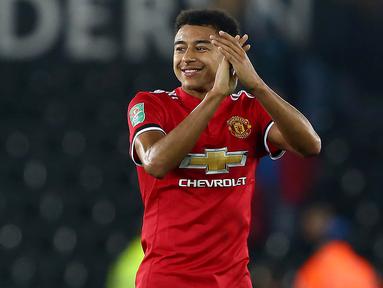 Gelandang Manchester United, Jesse Lingard, memberikan apalus usai pertandingan melawan Swansea City pada laga Piala Liga Inggris di Stadion Liberty, Swansea, Selasa (24/10/2017). Manchester United menang 2-0 atas Swansea City. (AFP/Geoff Caddick)