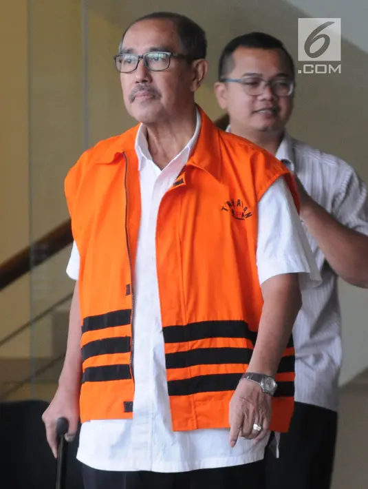 Bupati nonaktif Bandung Barat, Abubakar seusai menjalani pemeriksaan di Gedung KPK, Jakarta, Jumat (3/8). Berkas perkara Abubakar terkait dugaan suap kepentingan pilkada di Bandung Barat dinyatakan telah lengkap atau P21. (Merdeka.com/Dwi Narwoko)
