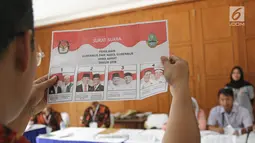 Anggota KPPS melakukan proses penghitungan suara Pilkada Jawa Barat 2018 di TPS 06 Nagrak, Gunung Putri, Bogor, Rabu (27/6). TPS tersebut menjadi tempat keluarga besar SBY menunaikan haknya pada Pilgub Jabar 2018. (Liputan6.com/Herman Zakharia)