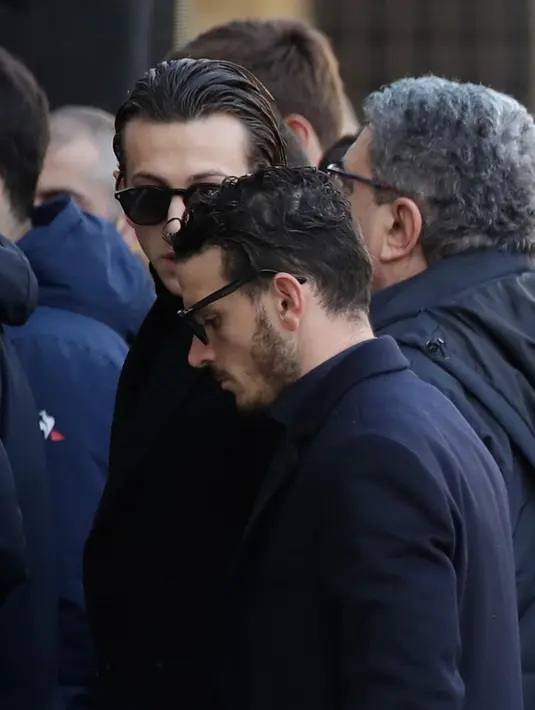 Pemain AS Roma, Alessandro Florenzi dan Pemain Juventus Federico Bernardeschi tiba menghadiri upacara pemakaman Davide Astori di Florence, Italia, Kamis (8/3). Davide Astori setelah terkena serangan jantung. (AP Photo/Alessandra Tarantino)