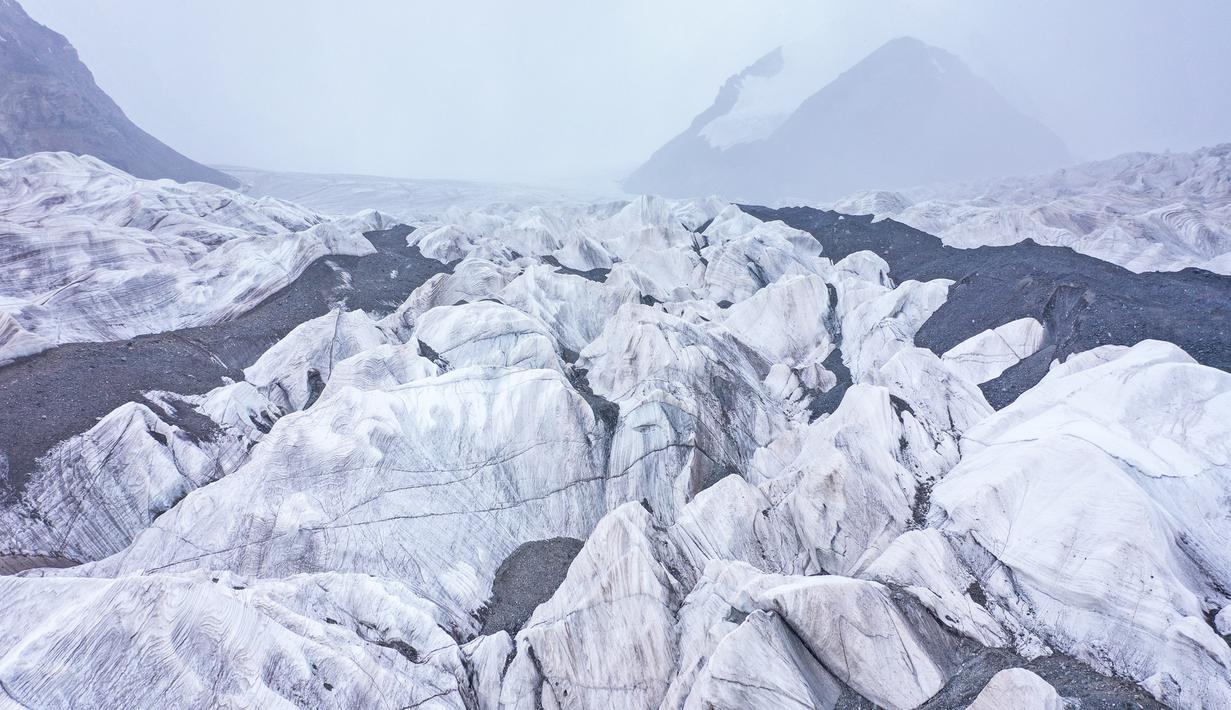 Foto dari udara yang diabadikan pada 15 Agustus 2020 ini menunjukkan gletser yang terletak di area hulu Sungai Yangtze, Prefektur Otonom Etnis Tibet Yushu, Provinsi Qinghai, China barat laut. (Xinhua/Wu Gang)
