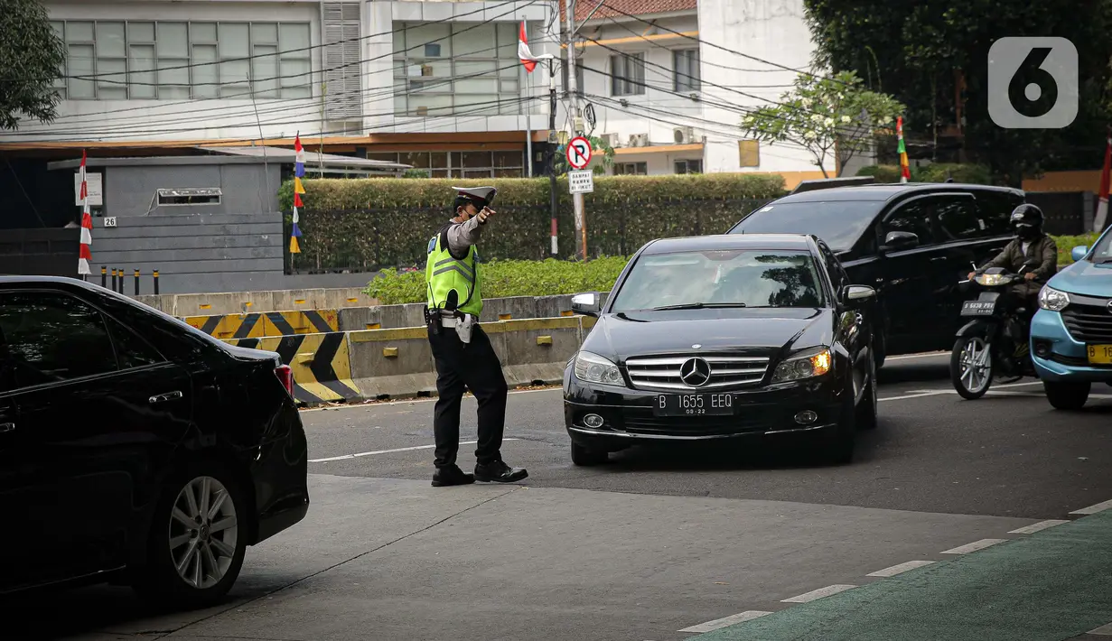 Petugas polisi mengarahkan kendaraan berplat nomor ganjil di titik pemeriksaan ganjil-genap Bundaran Senayan, Jakarta, Kamis, (26/8/2021). Mulai 26 sampai 30 Agustus, ganjil genap hanya berlaku di 3 ruas jalan Jakarta yakni, Jalan Sudirman, MH Thamrin, dan HR Rasuna Said (Liputan6.com/Faizal Fanani)