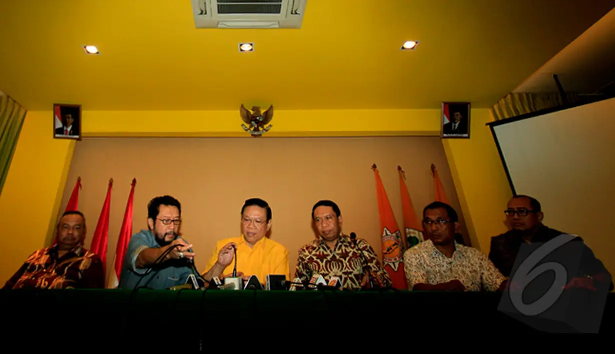 Ketua Umum Partai Golkar Versi Munas Jakarta Agung Laksono (ketiga dari kiri) menggelar konferensi pers menanggapi hasil putusan PN Jakarta Pusat di Kantor DPP Partai Golkar, Jakarta, Rabu (4/2/2015). (Liputan6.com/Johan Tallo)