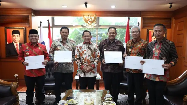 Penjabat (Pj) Gubernur Sulawesi Tenggara (Sultra), Andap Budhi Revianto (kiri) (Istimewa)