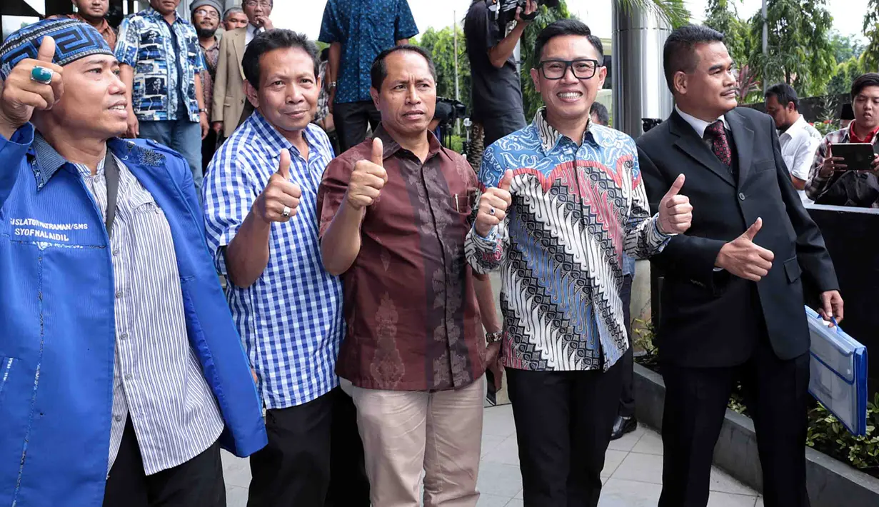 Eko Patrio bersama kuasa hukumnya, F. Firman Nurwahyu SH menyerahkan data-data ketujuh media yang diduga telah meresahkan masyarakat. Ia memberikan waktu 1 X 24 jam pada media tersebut untuk mengklarifikasi pemberitaannya. (Deki Prayoga/Bintang.com)