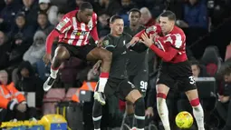 Pemain Liverpool, Darwin Nunez berusaha melewati penjagaan dua peman Southampton pada laga perempat final Carabao Cup 2024/2025 yang berlangsung di St Mary's Stadium, Southampton, Inggris, Kamis (19/12/2024) WIB. (AP Photo/Sean Ryan)