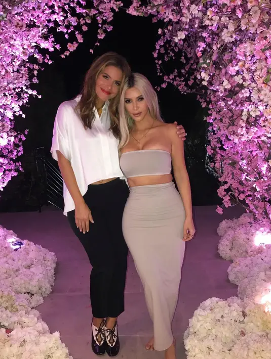 Namun diketahui bahwa anak ketiga Kim Kardashian dan Kanye West berjenis kelamin perempuan. (instagram/mariamenounos)