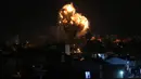 Ledakan yang disebabkan serangan udara Israel di atas kantor stasiun televisi Al Aqsa milik Hamas di Jalur Gaza, Senin (12/11). Militer Israel melakukan serangan udara untuk membalas serangan roket yang diluncurkan dari daerah Palestina. (AP/Adel Hana)