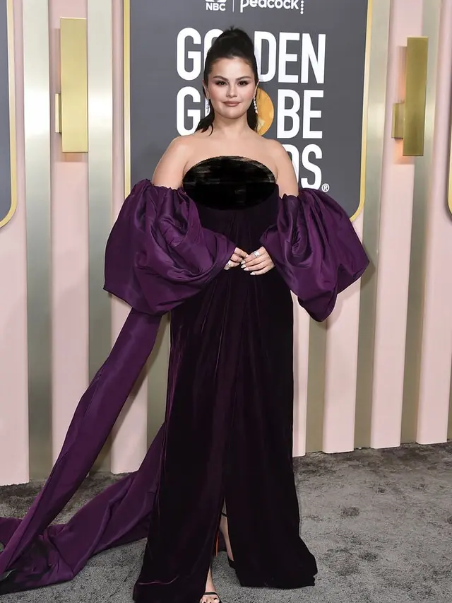 Selena Gomez dalam Golden Globes 2023. (Jordan Strauss/Invision/AP)
