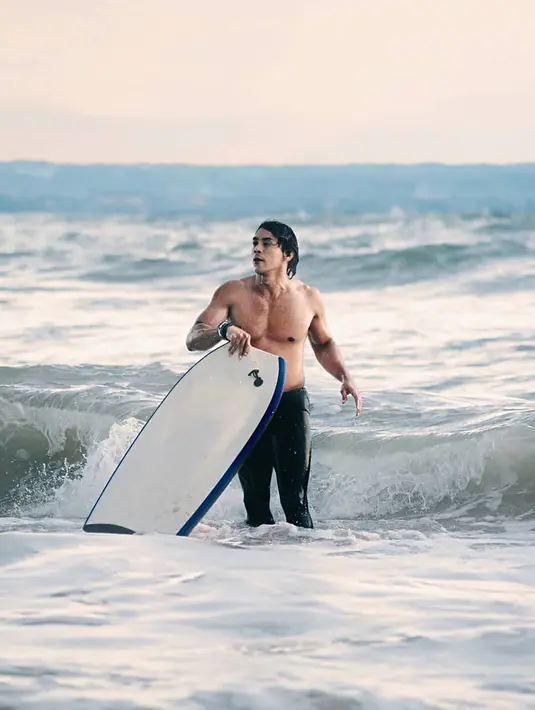Dalam pemotretannya ini, Dian Sidik berselancar di salah satu pantai di Bali yang memiliki nama Batu Bolong. Dalam penampilannnya ini ia pun banyak dipuji para penggemar dan para selebriti.  (Liputan6.com/IG/@diansidik_)