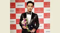 Chansung 2PM meraih piala di Korea Drama Awards 2018. foto: solotrust