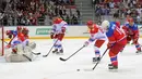 Presiden Rusia Vladimir Putin bersiap melakukan pukulan saat bermain hoki es dalam acara gala game Ice Hockey League di Sochi, Rusia, 10 Mei 2016. (Reuters/ Mikhail Klimentyev/Sputnik/Kremlin)