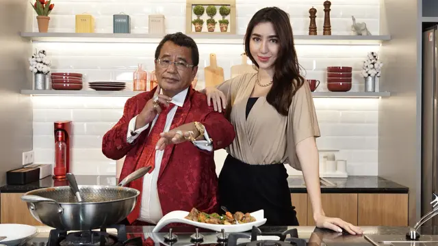 Hotman Paris Hutapea bersama Nadia Purwoko memasak di Studio Kreasi Sasa.