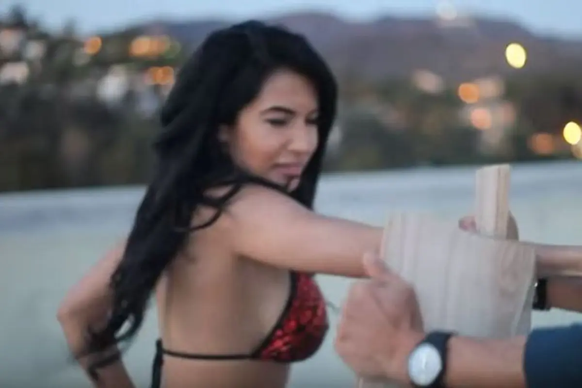 Cuma Pakai Bikini, Model Playboy Ini Tunjukkan Aksi Bela Diri