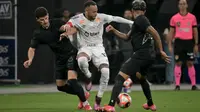 Penyerang Santos #10, Neymar (tengah), bek Corinthians #05, Andre Ramalho Silva (Kiri), dan gelandang Venezuela #70, Jose Martinez, berebut bola selama pertandingan Campeonato Paulista A1 antara Corinthians dan Santos di Arena Corinthians di Sao Paulo pada 12 Februari 2025. (NELSON ALMEIDA/AFP)