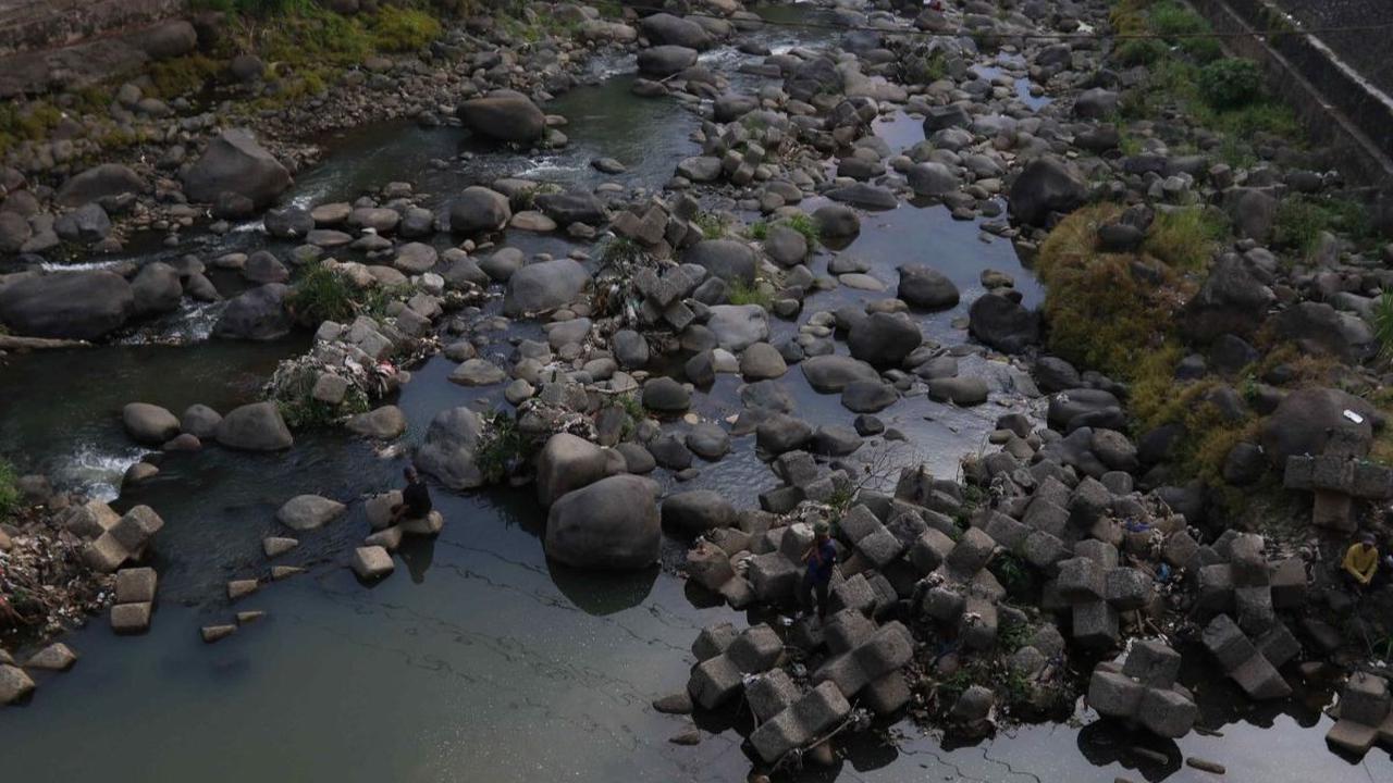 Musim kemarau yang sudah berlangsung sejak bulan Juni lalu telah menimbulkan dampak pada aliran sungai Ciliwung. Terutama pada Bendungan Katulampa di Bogor Timur ini mengalami penurunan debit air yang drastis.