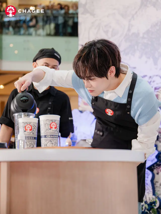 Antrean Sejak Dini Hari, CHENLE NCT Dream Hadir dan Meracik Teh untuk Fans di CHAGEE (dok/CHAGEE)
