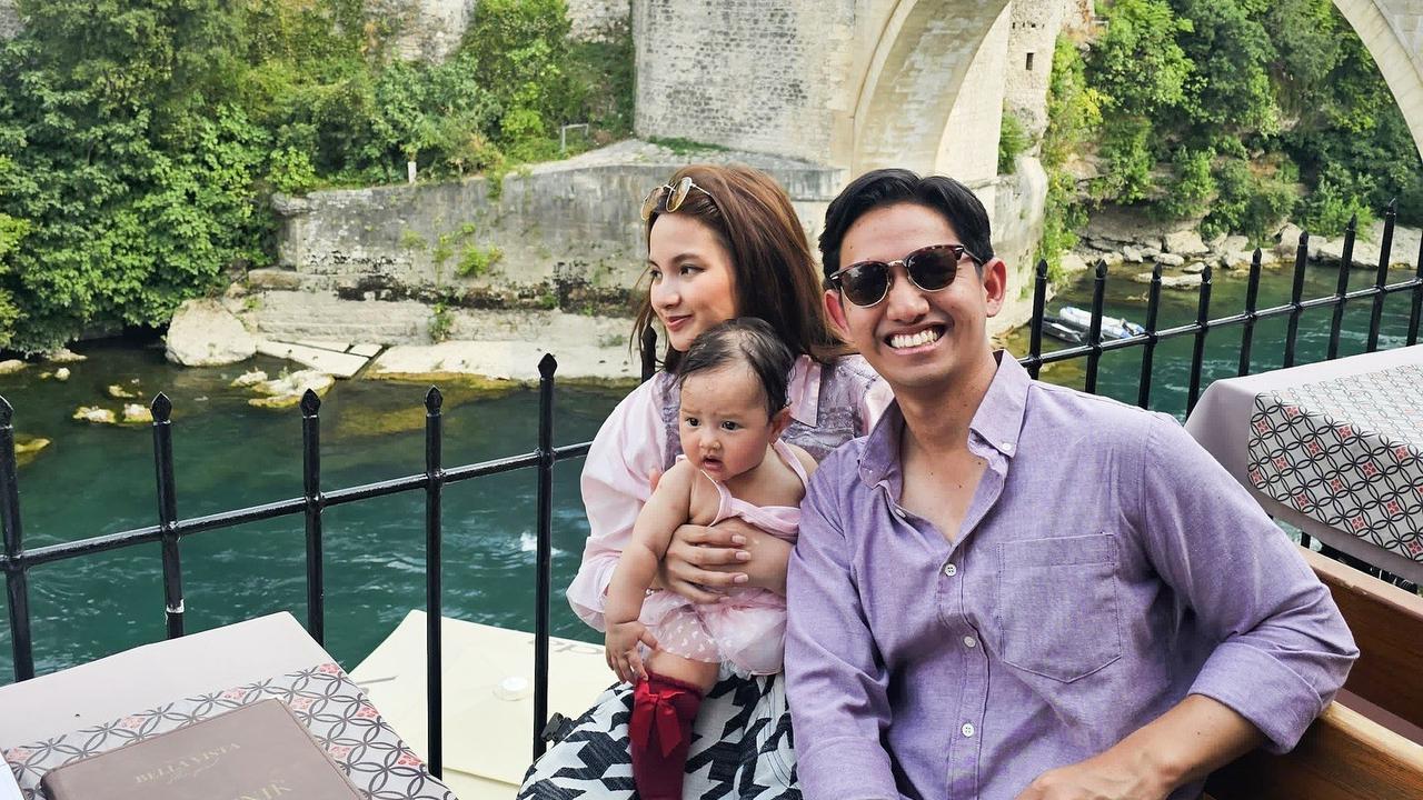 Potret Baby Launa Anak Sabrina Anggraini & Belva Devara Liburan di Bosnia-Herzegovina