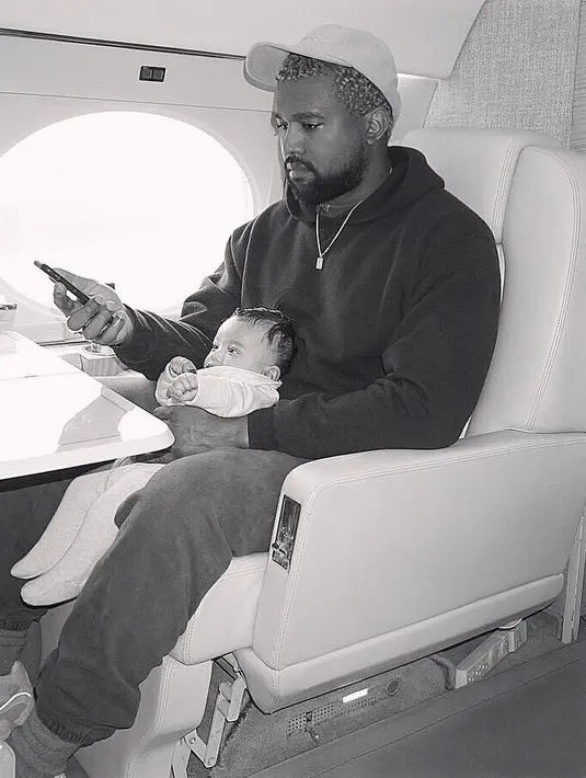 "Kamu selalu menginspirasiku untuk berpikir menjadikan hal yang tidak mungkin menjadi sebuah kenyataan. Aku mencintaimu," lanjut Kim Kardashian. (instagram/kimkardashian)