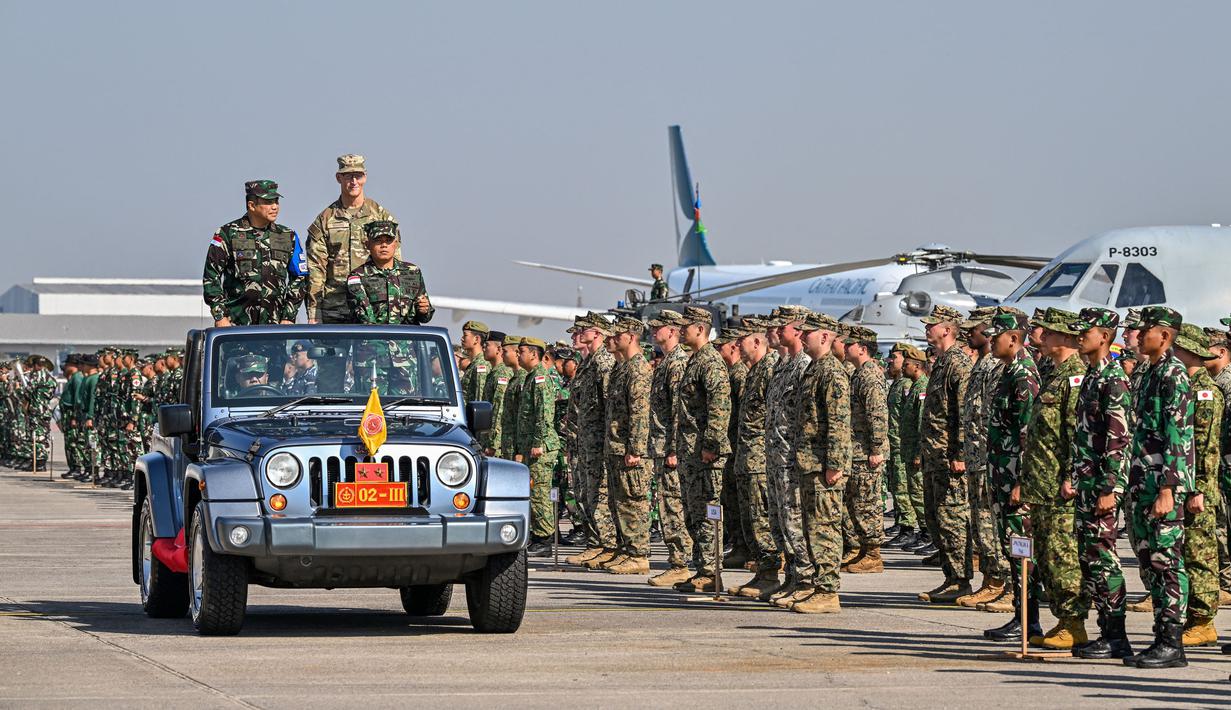 Upacara pembukaan latihan militer gabungan Super Garuda Shield dipimpin Wakil Komandan Pusat Latihan Tentara Nasional Indonesia (TNI), Marsekal Muda TNI Widyargo Ikoputra dan Mayor Jenderal Joseph R. Harris II (Komandan Garda Nasional Udara Hawaii). (JUNI KRISWANTO/AFP)
