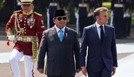 Sebelumnya, Presiden Prancis Emmanuel Macron bersama Ibu Negara Brigitte Macron tiba di Jakarta, Selasa 27 Mei 2025 malam. (Ludovic MARIN/AFP)