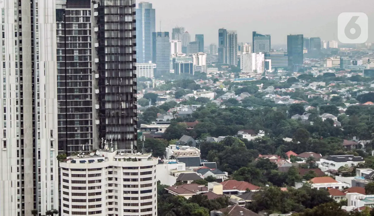 Pemandangan gedung bertingkat dan permukiman warga di antara perpohonan Jakarta, Kamis (13/2/2020). Jakarta baru memiliki 9,98 persen lahan yang dijadikan Ruang Terbuka Hijau (RTH) dari proyeksi 30 persen. (Liputan6.com/Faizal Fanani)