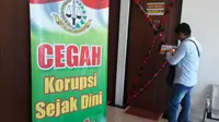 KPK juga menyegel kantor Kejari Pamekasana, Madura. (Liputan6.com/Mohamad Fahrul)