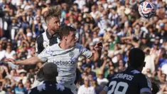 Pemain Monterrey, Sergio Ramos (kiri) mencetak gol melalui sundulannya ke gawang Inter Milan dalam laga Grup E Piala Dunia Antarklub 2025 di Rose Bowl stadium, Pasadena, Amerika Serikat, Rabu (18/06/2025) WIB. (AP Photo/Gregory Bull)