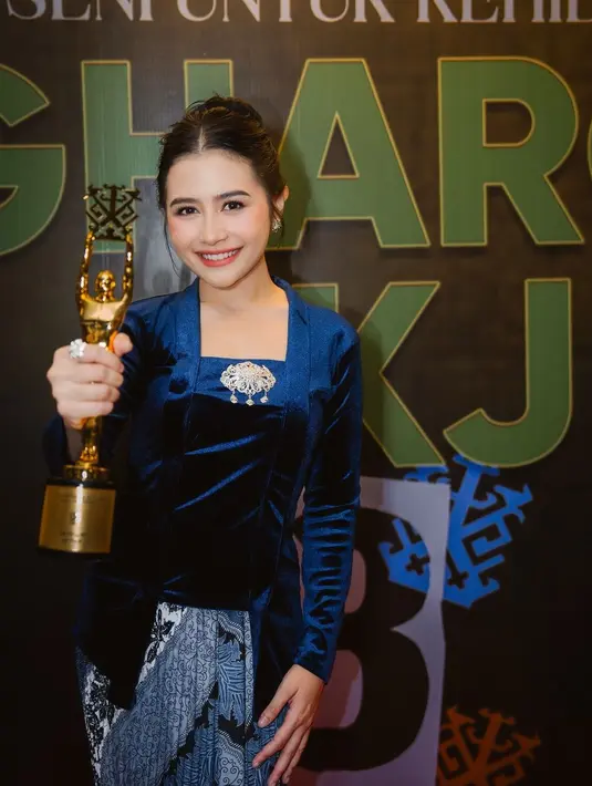 Rasa bangga pun ditunjukkan Prilly atas apresiasi yang diberikan padanya. "Menjadi sebuah kehormatan bagi saya dan sangat berarti karena penghargaan ini diberikan oleh lembaga pendidikan tempat lahirnya sineas-sineas hebat industri film Indonesia," tutur Prilly. [Foto: Instagram/prillylatuconsina96]