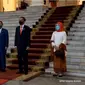 Anggunnya Iriana Pakai Hijab Merah Saat Dampingi Jokowi Bertemu PM Jepang. foto: Youtube 'Sekretariat Presiden'