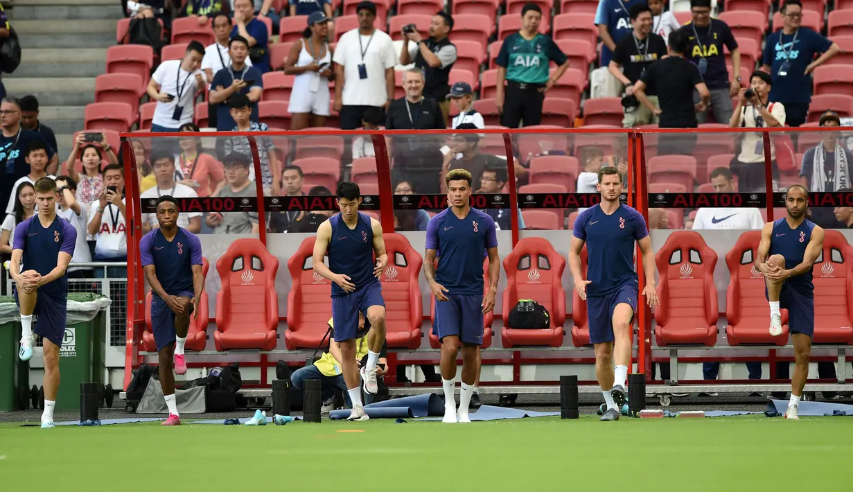 Para pemain Tottenham Hotspur melakukan pemanasan selama sesi latihan tim di Singapura  (19/7/2019). Tottenham akan bertanding melawan Juventus pada International Champions Cup 2019 di National Stadium, Singapura. (AFP Photo/Roslan Rahman)