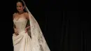 Gaun ini dipadukan dengan veil bersulam halus sepanjang empat meter [@monicaivena]