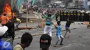 Massa menyerang Petugas kepolisian dan Satpol PP saat penggusuran Kampung Pulo, Jakarta, Kamis (20/8/2015). Penggusuran pemukiman Kampung Pulo dilakukan oleh 2.200 personel gabungan untuk normalisasi Sungai Ciliwung. (Liputan6.com/Herman Zakharia)