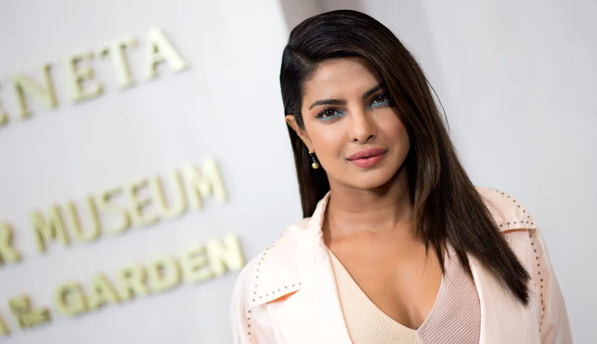 Aktris Bollywood, Priyanka Chopra menghadiri gala tahunan Hammer Museum di Los Angeles, 14 Oktober 2017. Priyanka diundang atas usaha filantropinya sebagai Duta Besar UNICEF. (AFP PHOTO / VALERIE MACON)