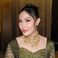 Ayu dewi kenakan kebaya hijau (instagram.com/mrsayudewi)
