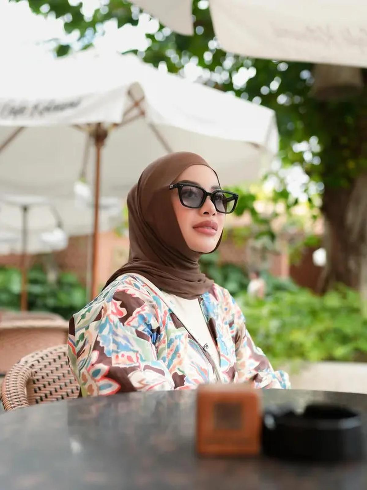Gaya Aurel Hermansyah Terbaru saat Nongkrong di Kafe Bali, Anggun dengan Dress Flowy dan Tas Putih
