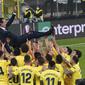 Pelatih Villarreal, Unai Emery (atas), mendapatkan apresiasi dari para pemainnya setelah menjuarai Liga Europa dengan mengalahkan Manchester United di Stadion Miejski, Gdansk, Polandia, Kamis (27/5/2021) dini hari WIB. (AP/Janek Skarzynski).