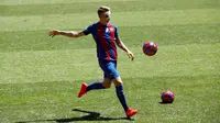 Pemain baru FC Barcelona, Lucas Digne menendang saat diperkenalkan di stadion Camp Nou, Barcelona , Spanyol , (14/7). Lucas Digne  menyepakati kontrak berdurasi lima tahun. (REUTERS / Albert Gea)