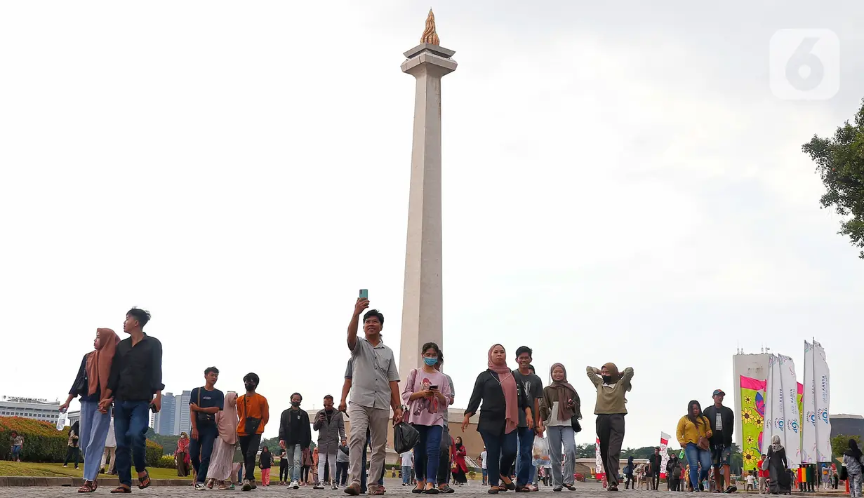 <p>Warga berwisata mengunjungi kawasan wisata Monumen Nasional (Monas) di Gambir, Jakarta Pusat, Jumat (30/6/2023). (Liputan6.com/Angga Yuniar)</p>
