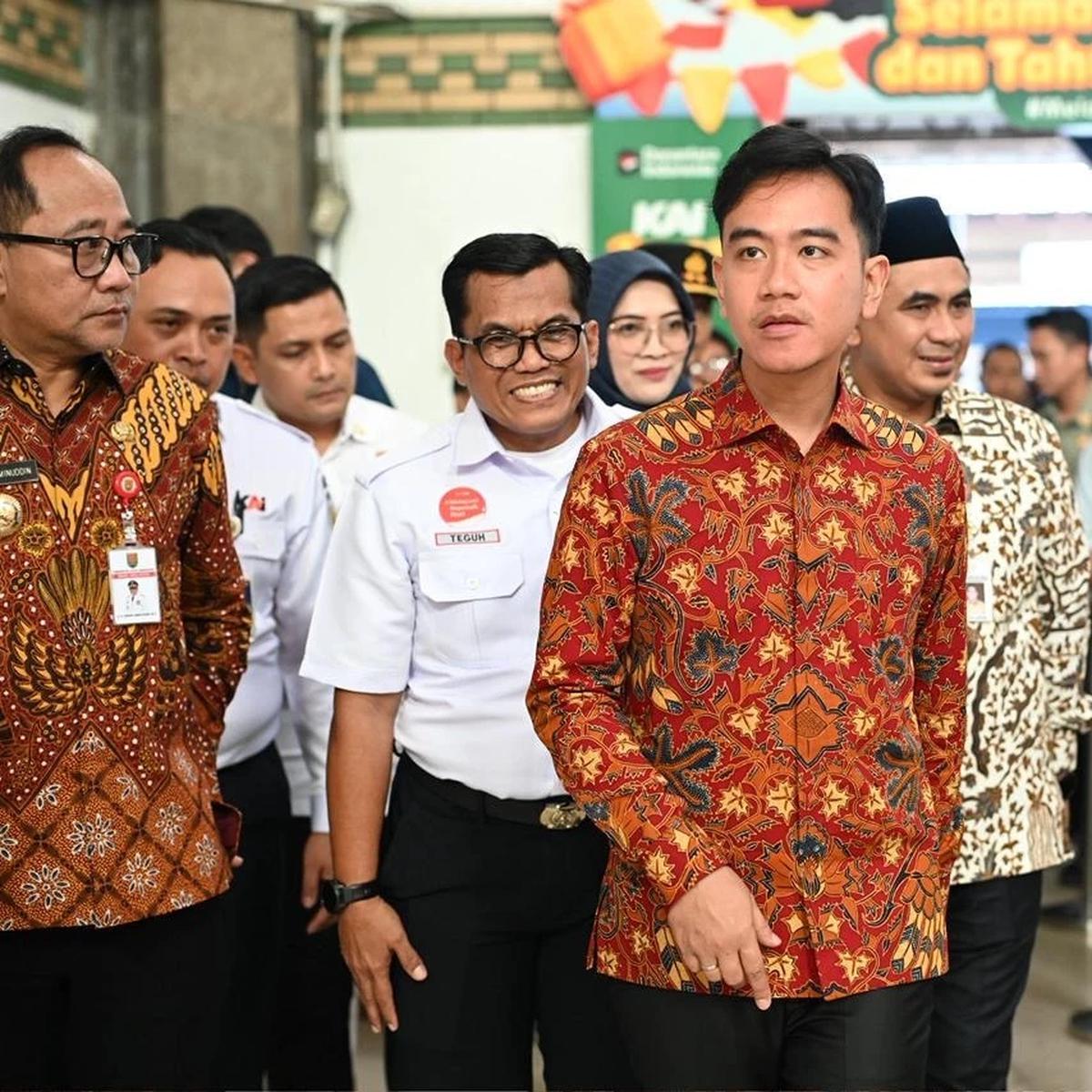 Gibran di Stasiun Tawang