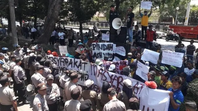 Ilustrasi - Demo limbah PLTU Baturraden. (Foto: Liputan6.com/Muhamad Ridlo)