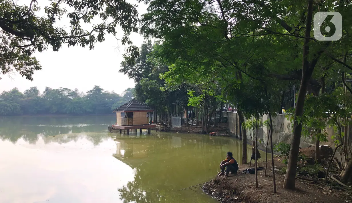 Warga memancing di Waduk Rawa Dongkal di kawasan Cibubur, Jakarta Timur, Rabu (29/7/2020). Penataan waduk ini akan menggandeng pihak swasta melalui program penataan kawasan 1.000 danau. (Liputan6.com/Immanuel Antonius)