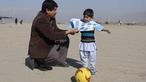 Bocah 5 tahun, Murtaza Ahmadi, asal Afghanistan menerima jersey  asli Lionel Messi lengkap dengan tanda tangan, sebelumnya bocah ini mengenakan jersey plastik nomor 10 dengan tulisan Lionel Messi. (REUTERS/Omar Sobhani)
