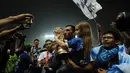 Vladimir Vujovic mencium trofi Indonesia Super League saat selebrasi juara di Stadion Gelora Sriwijaya, Palembang, (7/11/2014). (Liputan6.com/Helmi Fithriansyah)